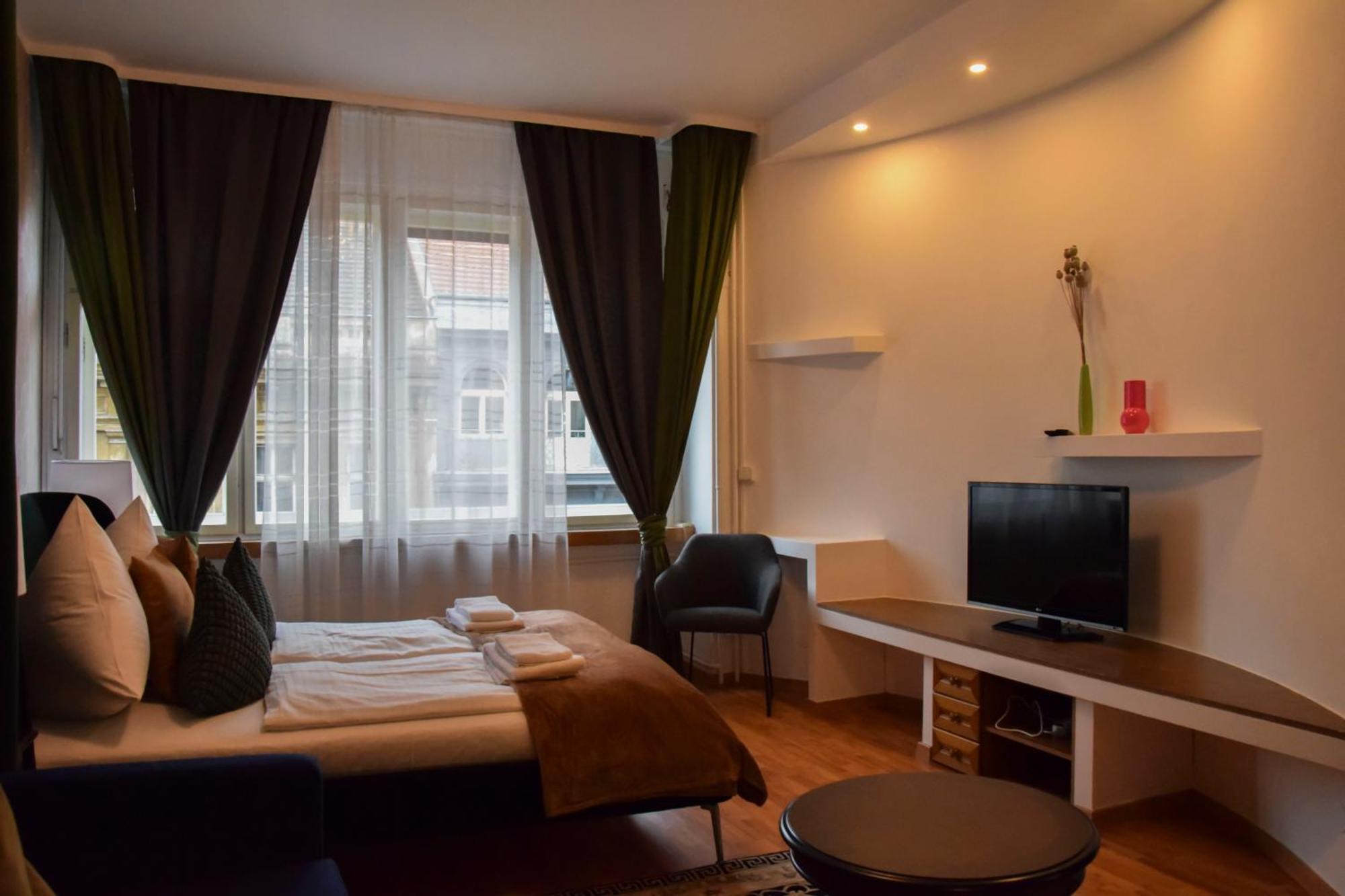 Main Prague Square Apartments Sauna And Fireplace ภายนอก รูปภาพ